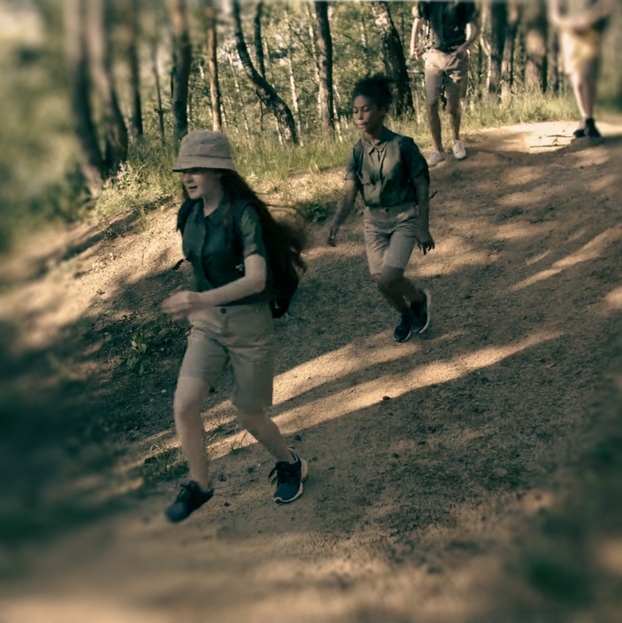 Kinder rennen auf Waldweg