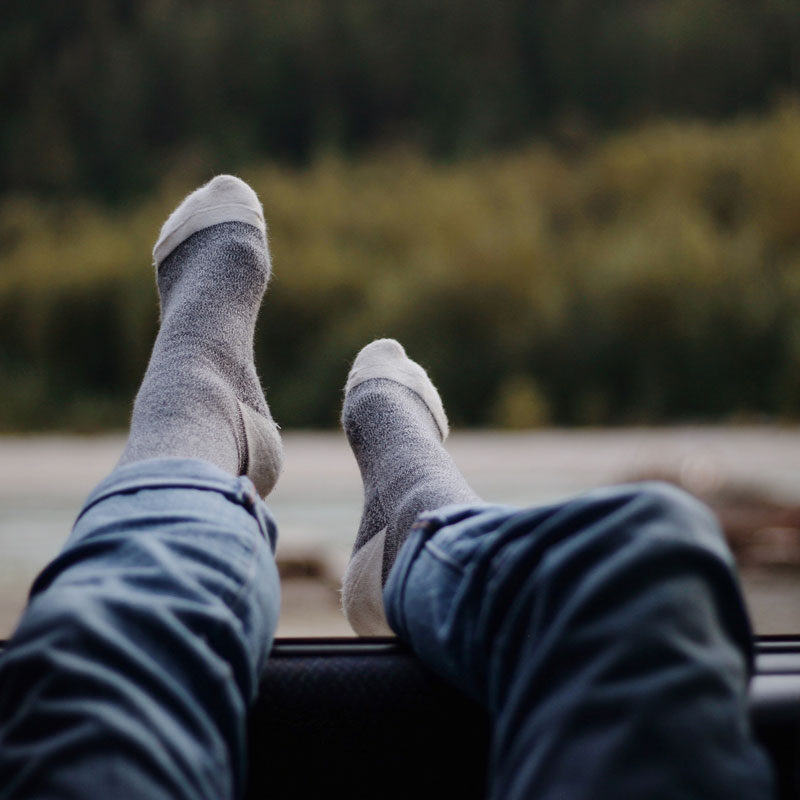 Man legt die Füße aufs Armaturenbrett Wohnmobil