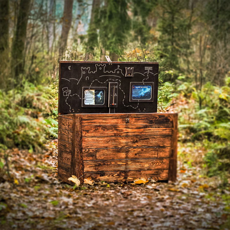 Geöffnete Schatztruhe findAbox im Wald