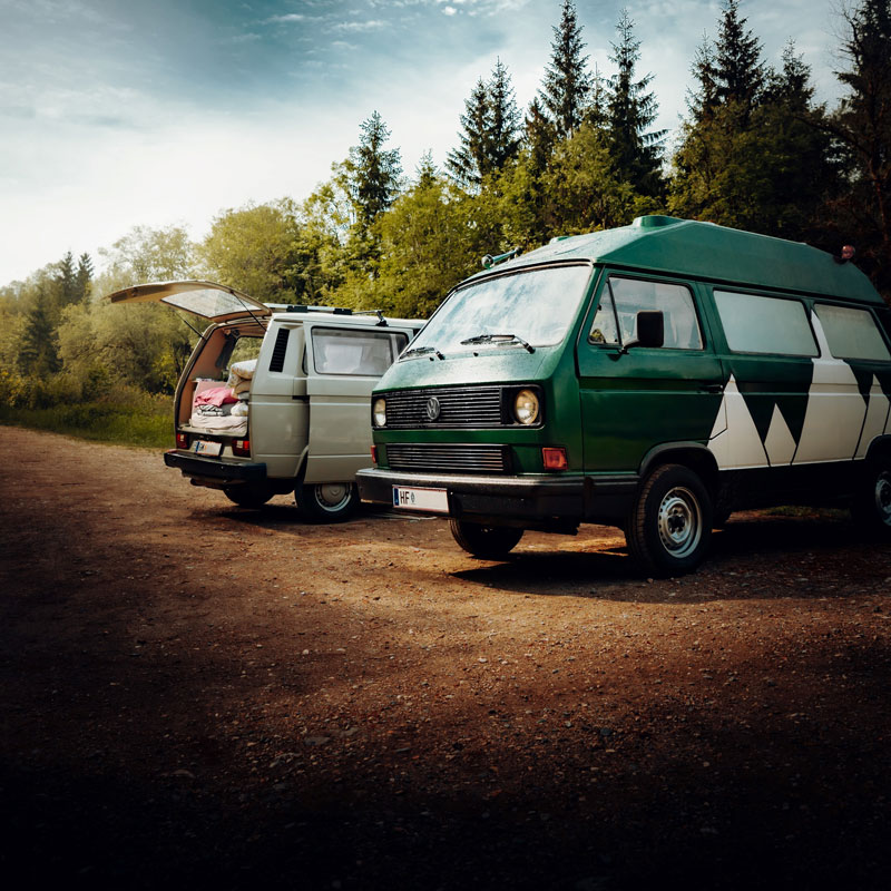 Zwei Wohnmobile auf Campingplatz