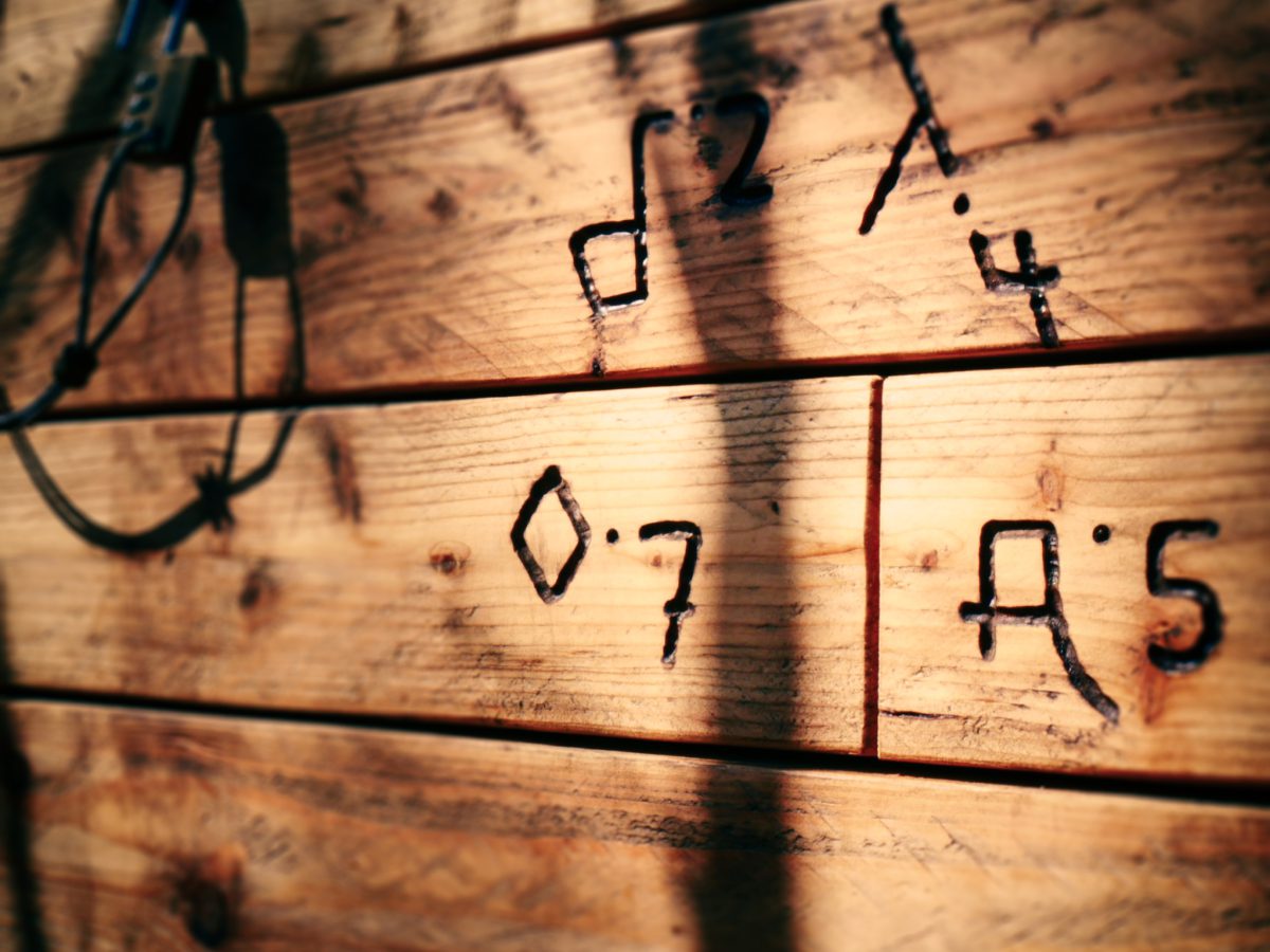 Mystische Runen im Holz der findAbox